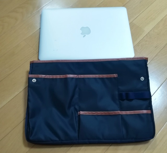 バッグインバッグとMacBook Airの大きさ比較